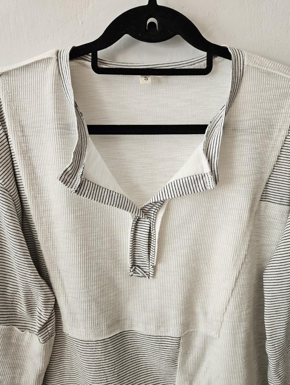 P.O.L Taking The Day Off Patch Striped Split V Neck Pullover Top White Black S - Picture 6 of 11